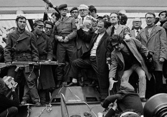 A revolução portuguesa vista pelo ângulo que a coruja dorme